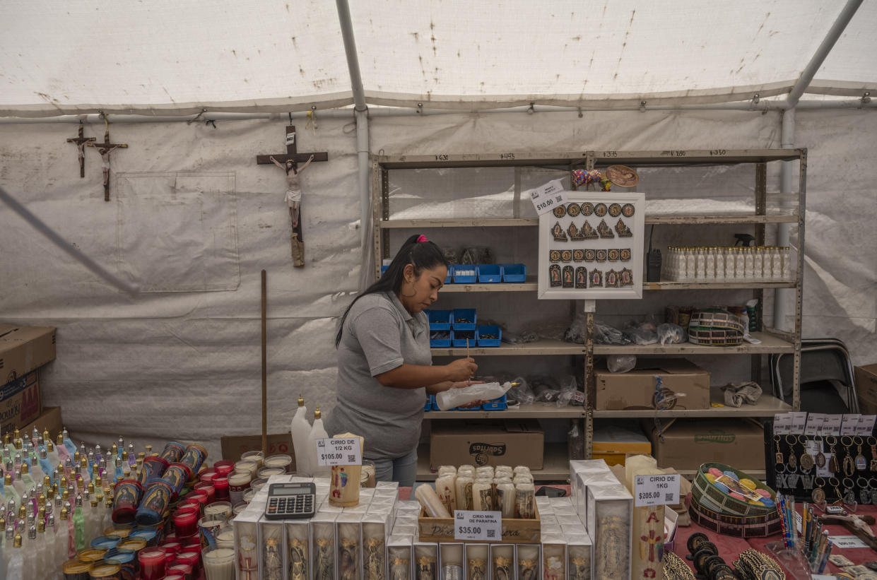 Isidro Piña, beisbolista profesional de los Olmecas de Tabasco, organizó un viaje con sus compañeros Mario Morales y Daniel Núñez a la Basílica de Santa María de Guadalupe. (Alejandro Cegarra/The New York Times)