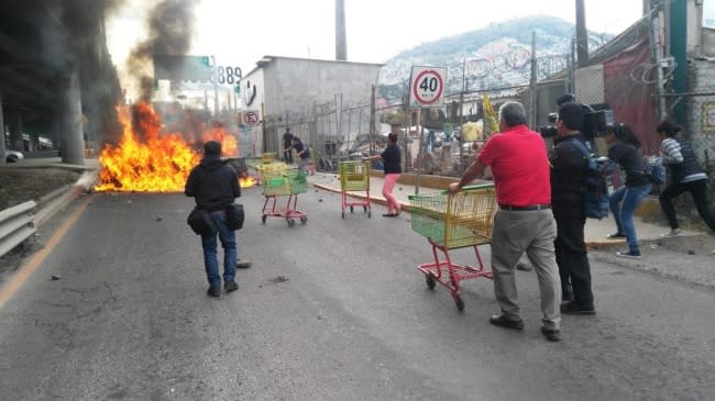 Queman auto en la México-Pachuca