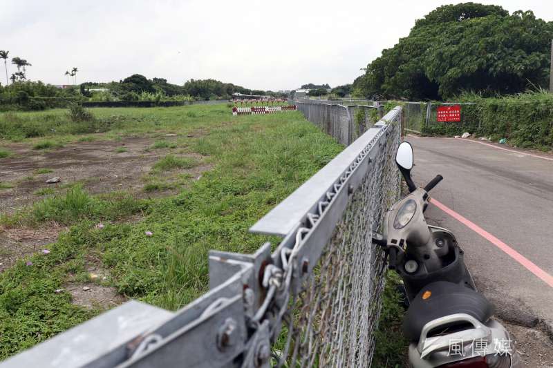 20181020-位於松山機場跑道頭的飛機巷，距離機場僅一牆之隔，無論是飛機起飛還是降落，由於距離非常近，感受上相當震撼。（蘇仲泓攝）