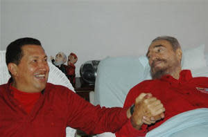 Junto a Fidel, en una foto difundida por Granma, mientras se recuperaba de una operación (AP)