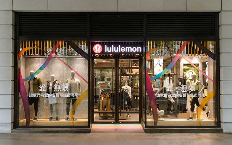   lululemon品牌彩虹緞帶設計添加黑色、咖啡色、白色、粉紅色、淡藍色，代表對於不同性別及種族的支持，意象著包容更多元的文化。(圖／lululemon提供)  