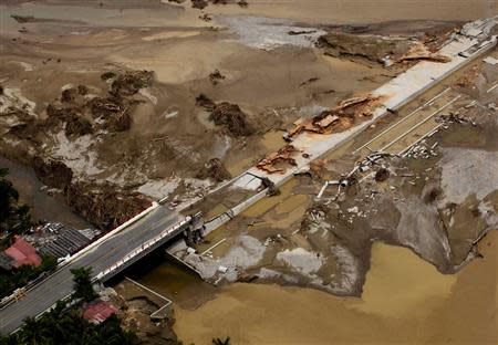 An aerial view shows a collapsed bridge on the outskirts of Acapulco September 20, 2013. REUTERS/Jacobo Garcia