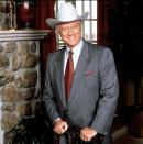 <p>Sie war eine der erfolgreichsten TV-Serien überhaupt: "Dallas" ging 1978 erstmals auf Sendung, 378 Folgen wurden ausgestrahlt und sorgten dafür, dass die TV-Zuschauer überall auf der Erde ein einziges großes Feindbild hatten: J.R. Ewing (Larry Hagman). (Bild: teleschau / Archiv)</p> 