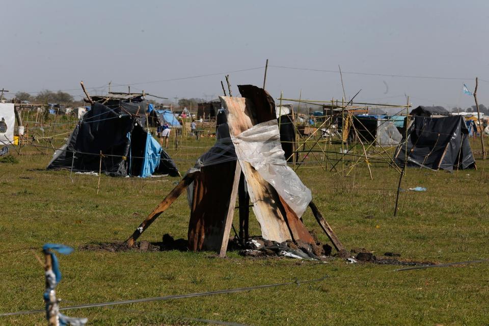 En el descampado de Guernica hay refugios instalados que permanecen vacíos