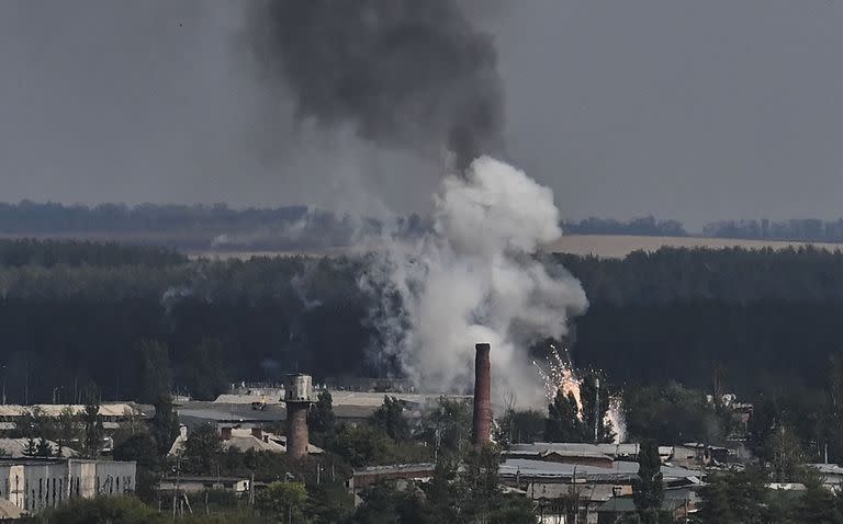 Una foto muestra una explosión en el pueblo de Kupiansk, en el este de Ucrania, en el 17 de septiembre de 2022, en medio de la invasión rusa de Ucrania. 