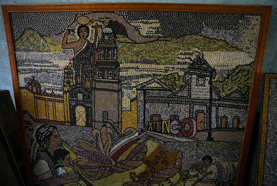 Un mosaico creado con maíz de colores muestra a san Juan Bautista en Ixtenco, México, el jueves 15 de junio de 2023. La ciudad se dedica al cultivo de maíz orgánico. (AP Foto/Fernando Llano)