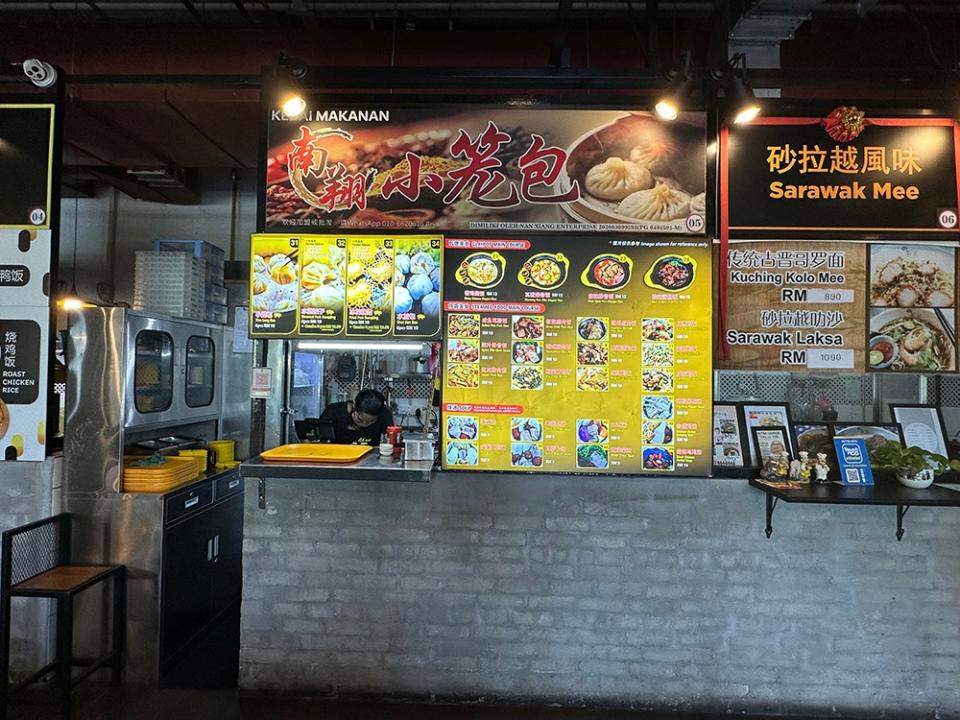 Look for this particular stall inside the food court for dumplings, claypot rice, steamed rice with dishes and a variety of steamed soups.