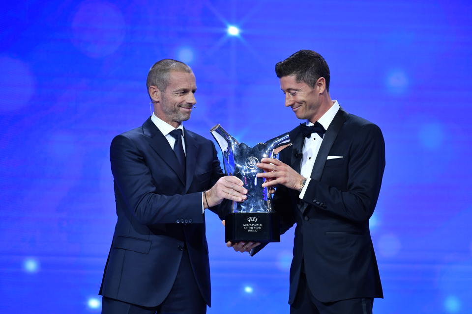 GENEVA, SWITZERLAND - OCTOBER 01: UEFA President Aleksander Ceferin presents the award for UEFA Best Player in Europe to Robert Lewandowski of FC Bayern Munich during the UEFA Champions League Group Stage Draw at the RTS studios on October 01, 2020, in Geneva, Switzerland (Photo by Harold Cunningham - UEFA/UEFA via Getty Images)