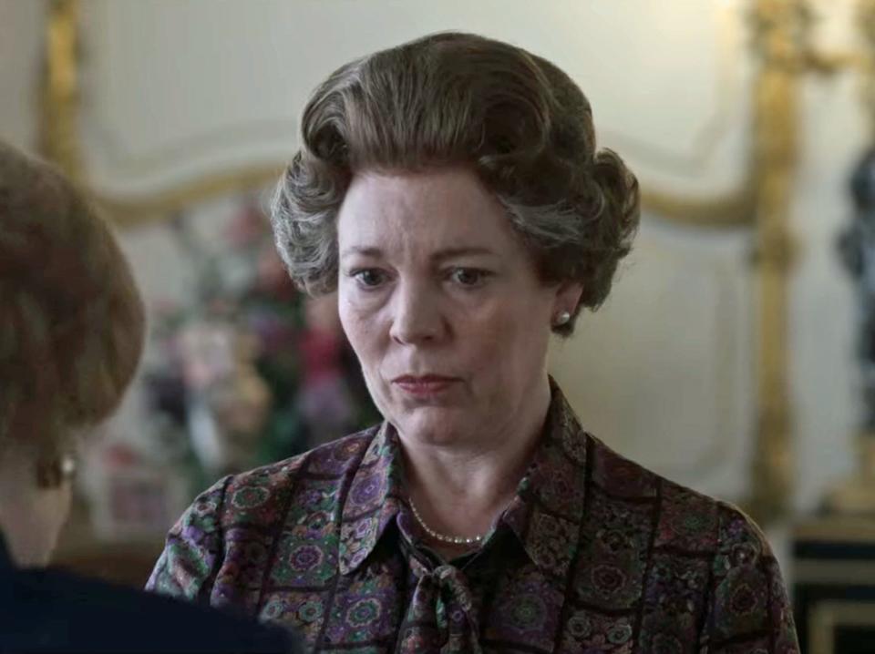 olvia colman as queen elizabeth ii having a private audience with margaret thatcher on the crown