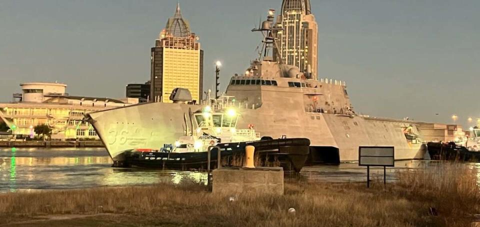 美國海軍倒數第二艘「獨立級」濱海戰鬥艦「金斯維爾號(LCS-36)」，1月底停泊阿拉巴馬州莫比爾市奧斯塔爾美國造船廠碼頭。   圖：翻攝Austal USA