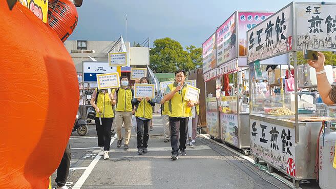 台南市大東東夜市未取得營業許可即開業，市府市場處派員巡行各攤位，當面要求「不要營業」。（洪榮志攝）