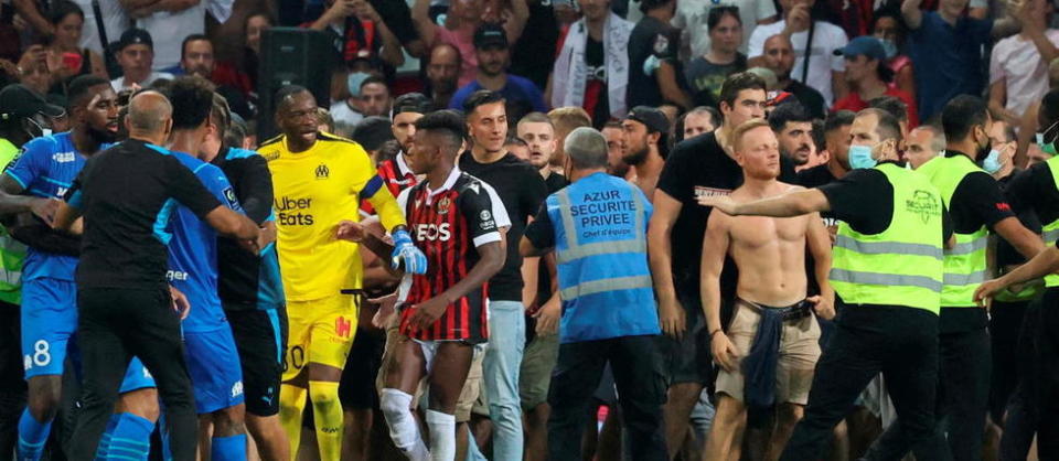 Des supporteurs envahissent le terrain lors du match Nice-Marseille, le 22 août 2021. Le match a été interrompu.
