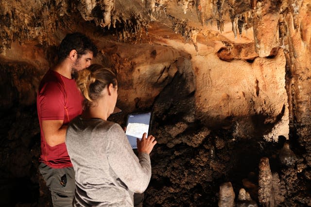 Dr Martorell and Dr Barciela examining a 3D scan of a decorated panel