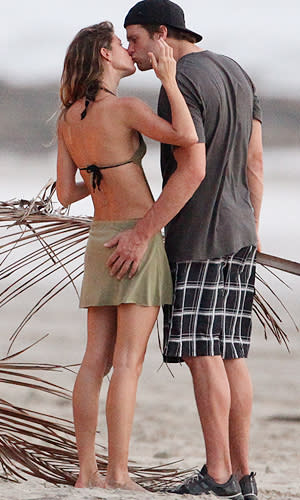 Tom Brady and Gisele Bundchen smooch in Costa Rica. (RS/X17online.com)
