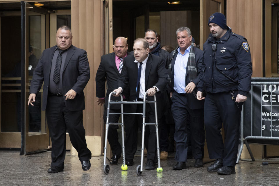 Harvey Weinstein, en el centro, dale de una audiencia en la corte el miércoles 11 de diciembre del 2019 en Nueva York. Un juez incrementó la fianza de Weinstein de un millón de dólares a 5 millones por denuncias de que violó las condiciones de su libertad vigilada al manejar mal su monitor electrónico de tobillo. (AP Foto/Mark Lennihan)