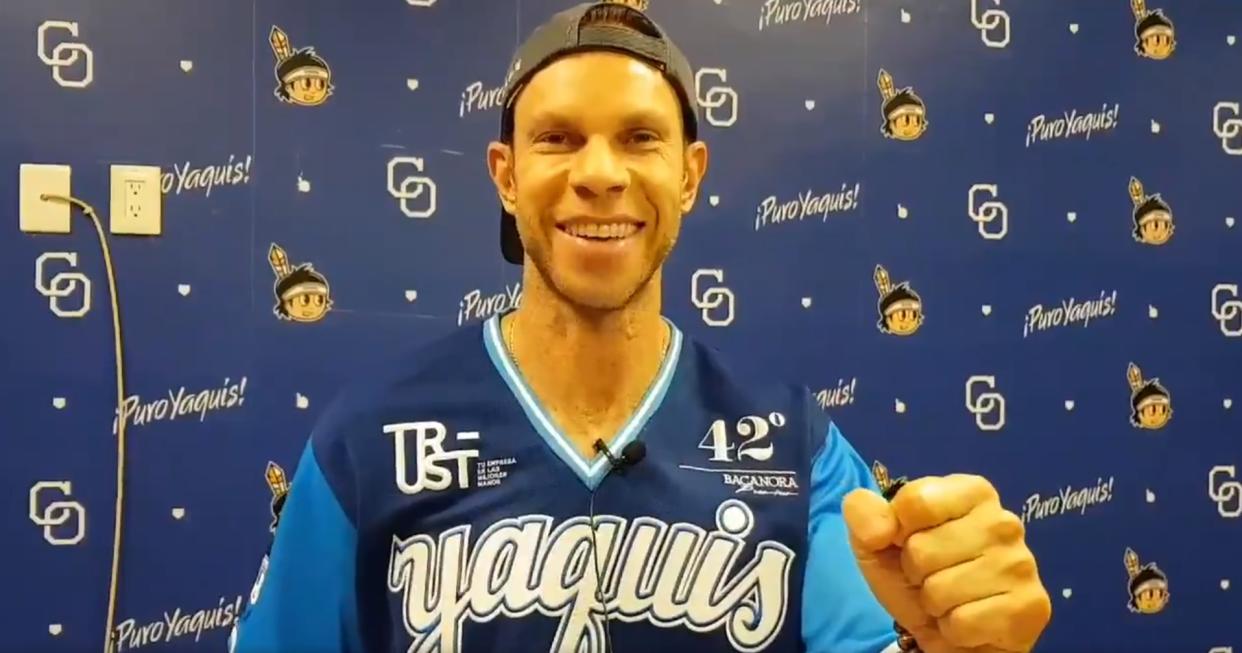 <strong>‘Zague’ presume el regalo que le hizo el equipo de béisbol Yaquis de Ciudad Obregón. / Foto: Twitter @yaquis_oficial</strong>