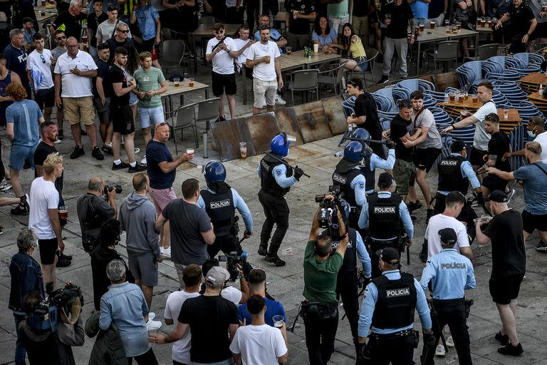 Cerveza barata, buena temperatura, una Covid-19 en retroceso, la inminencia de un cruce entre clubes ingleses y la expectativa por la trascendencia del partido forman una combinación riesgosa en el caso de los hinchas de Manchester City, algunos de los cuales sostuvieron encontronazos con la policía en Porto.