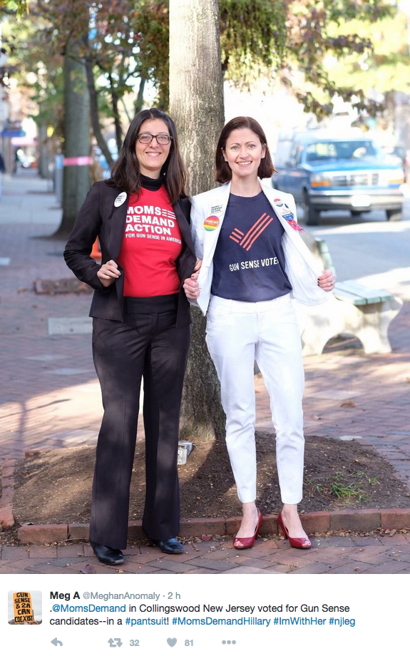 FOTOS: Mujeres se visten como Hillary Clinton para darle su apoyo en las elecciones