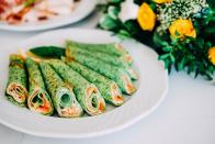 Viel Protein steckt auch in diesem Rezept. Dafür dämpft man frische Spinatblätter in einer heißen Pfanne. Zusammen mit Eiern und Parmesankäse wird der Spinat in einem Mixer zu einer glatten Masse püriert und dann auf einem Blech dünn zu einem Omelett gebacken. Danach Frischkäse mit Meerrettich, Petersilie sowie Räucherlachs auf dem Omelett verteilen und zu einer Rolle formen. (Bild: iStock/different_nata)