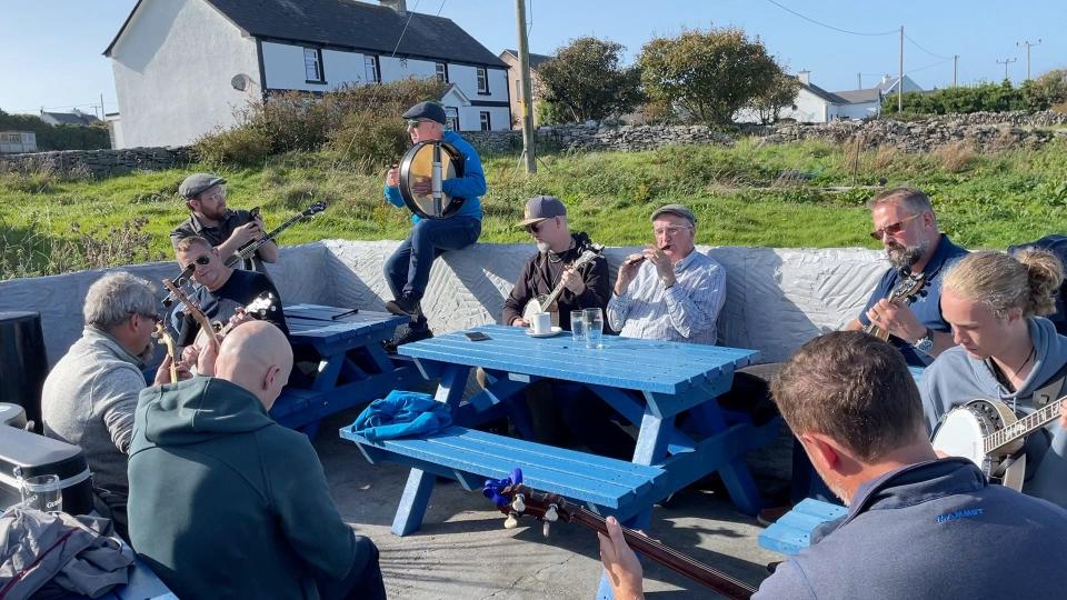 Musicians performed al fresco during a bus trip across Ireland.