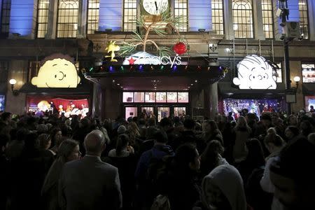 Shoppers wait to enter Macy's Herald Square store during the early opening of the Black Friday sales in the Manhattan borough of New York, November 26, 2015. REUTERS/Andrew Kelly