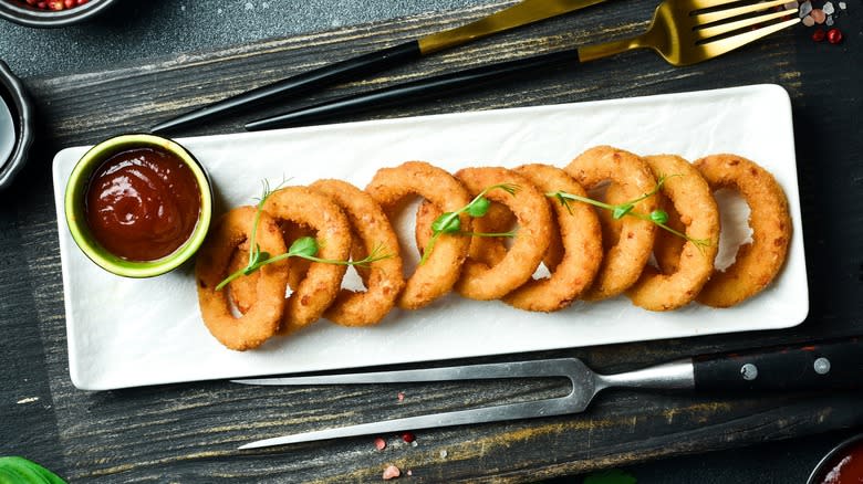 onion rings with ketchup