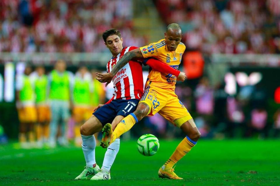 Isaac Brizuela (i) del Guadalajara disputa hoy el balón con Luis Quiñones de Tigres, durante la vuelta de la final del torneo Clausura 2023 de la Liga MX en el Estadio Akron en Guadalajara, Jalisco.