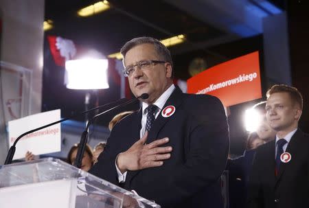 Polish President Bronislaw Komorowski gives a speech after the announcement of the first exit polls in the first round of the Polish presidential elections, at his election campaign headquarters in Warsaw, Poland May 10, 2015. REUTERS/Kacper Pempel