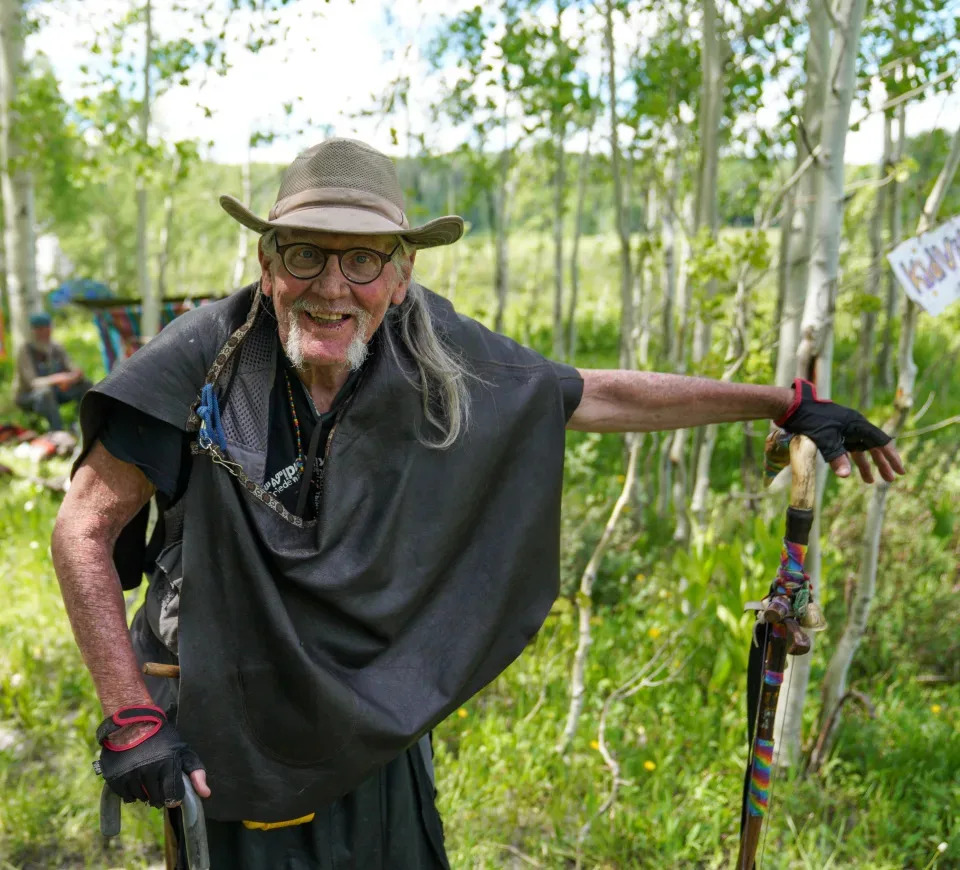 Barry “Plunker” Adams es uno de los fundadores del grupo de campamentos de la Familia Arcoíris.