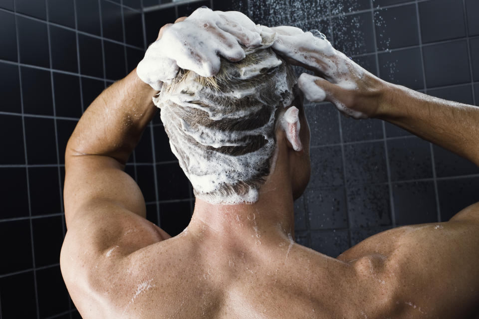 Mann wäscht sich die Haare