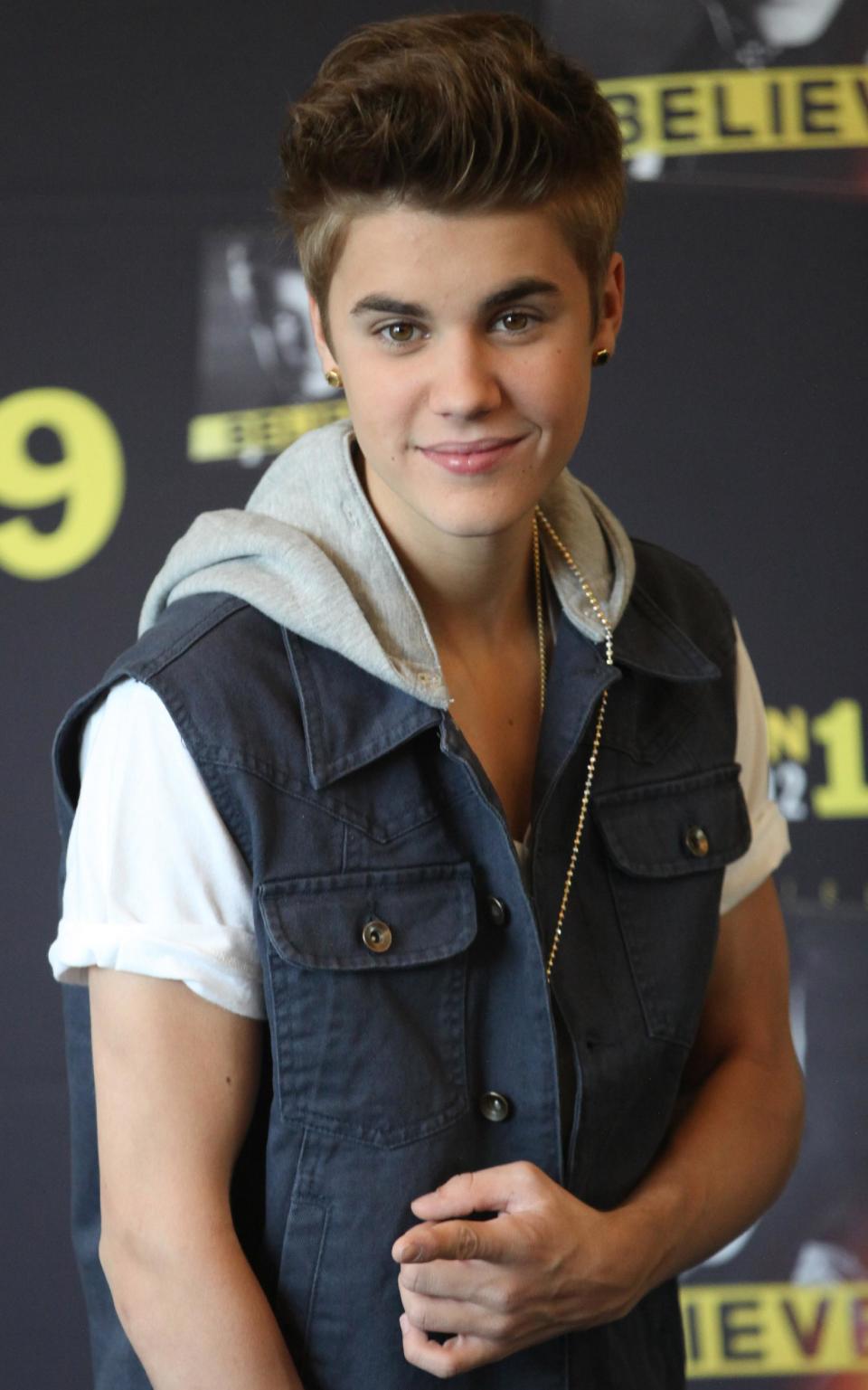 FILE - In this June 11, 2012 file photo, pop star Justin Bieber poses for photos prior to a press conference at a hotel in Mexico City. A Los Angeles judge ruled Wednesday, Nov. 14, 2012, that an anti-paparazzi law is overly broad and dismissed those charges against a photographer accused of recklessly chasing Justin Bieber. (AP Photo/Alexandre Meneghini, File)