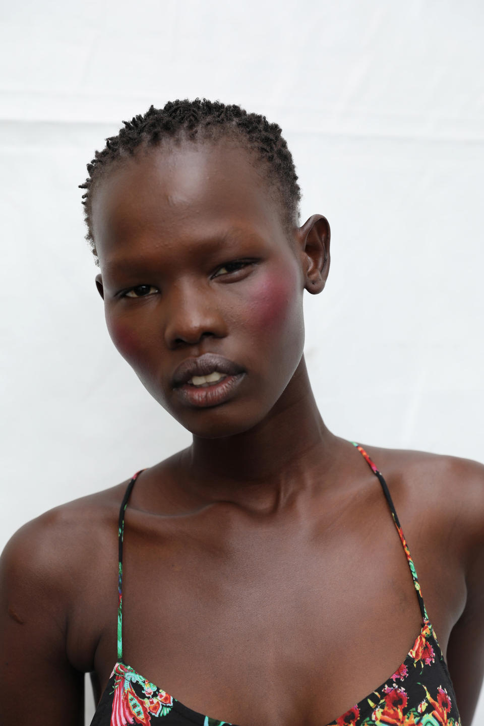 <p>A model rocks a close cut and rosy cheeks. (Photo: Getty) </p>