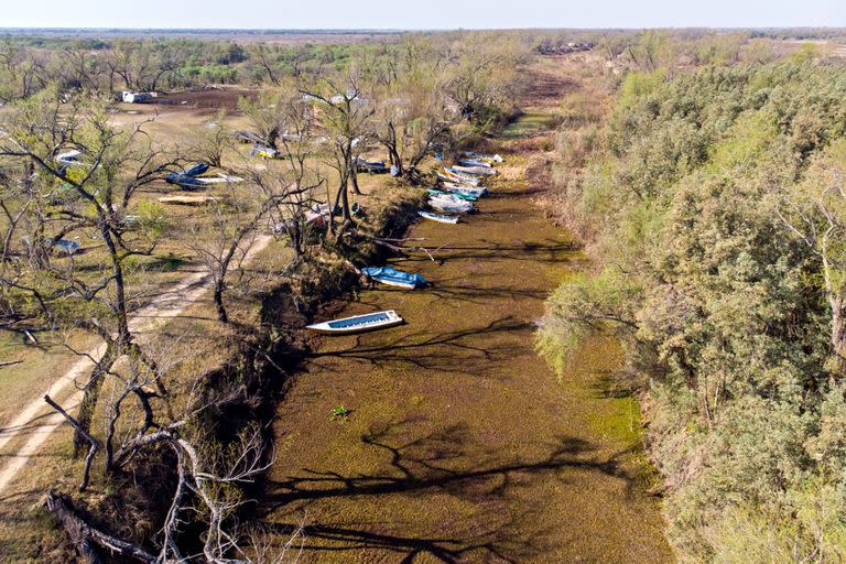 En la zona de humedales entre Rosario y Victoria se aprecia la bajante del río Paraná