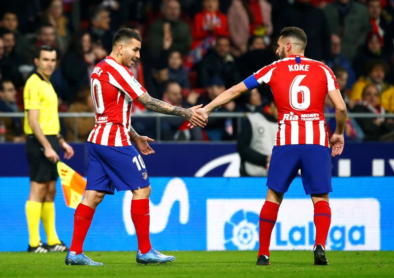 Foto del sábado de Angel Correa celebrando con Koke tras marcar el gol con el que Atlético Madrid derrotó 1-0 a Granada