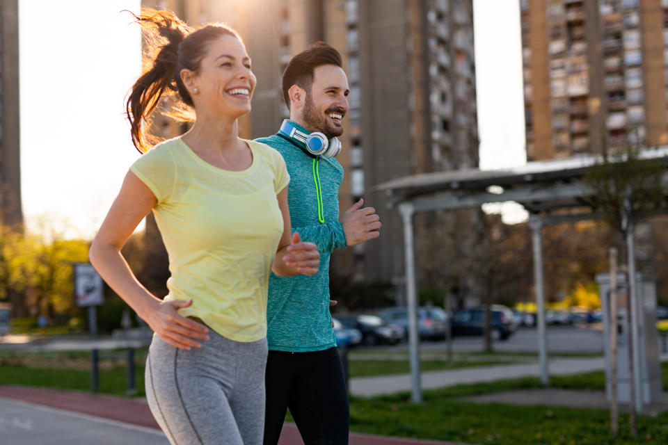 Correr por zonas verdes y evitar las horas en las que hay más tráfico ayudaría a evitar el daño oxidativo en las vías respiratorias. (Foto: Getty)