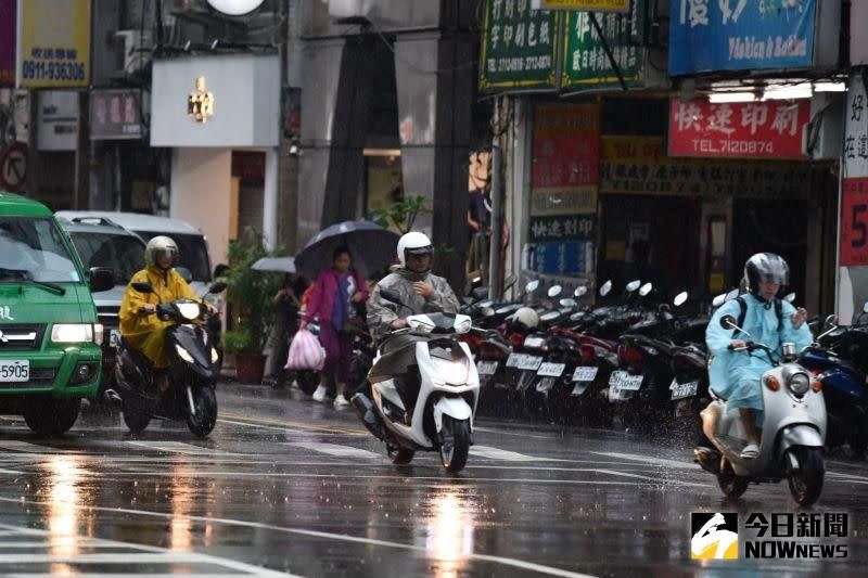 ▲最多機車族推薦的保暖裝備反而是厚雨衣，更譽為是「擋風神器」。（圖／NOWNews資料照）