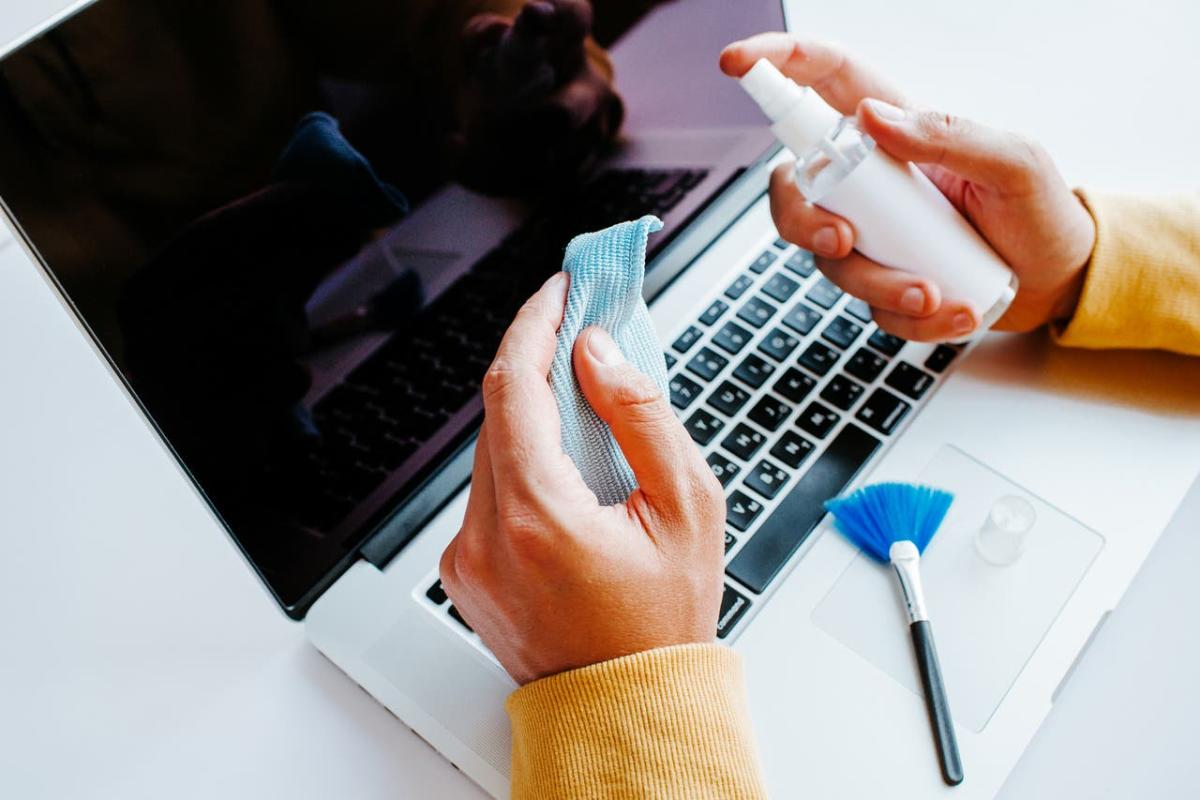 Cómo limpiar y desinfectar el teclado y el mouse de tu computadora