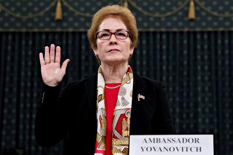 Marie Yovanovitch, exembajadora de EE.UU. en Ucrania, fue registrada este viernes al jurar durante la segunda audiencia pública en la investigación para decidir si se abre un juicio político al presidente de Estados Unidos, Donald Trump, en el Capitolio en Washington DC (EE.UU.). EFE/Andrew Harrer