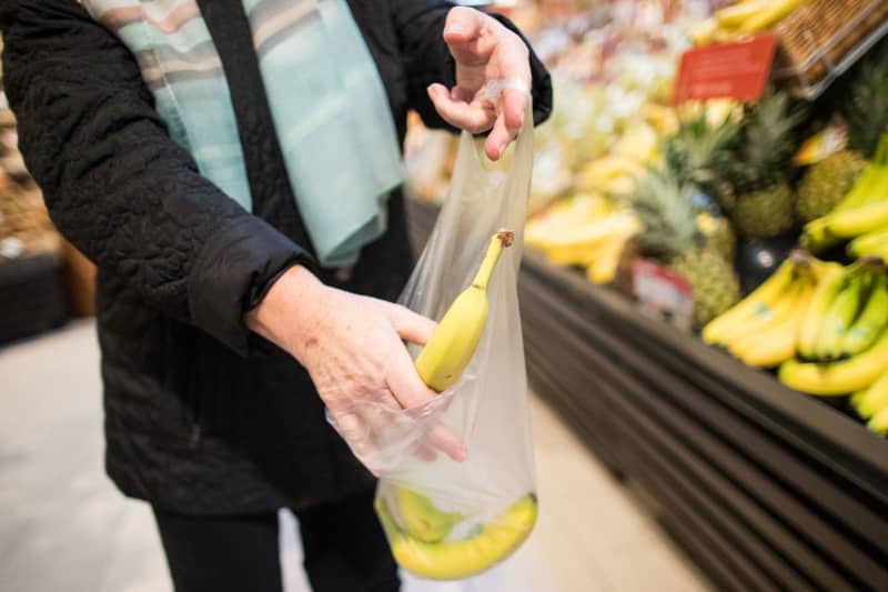 European supermarket giant Aldi has already largely stopped using plastic bags for bagging fruit. However planned EU laws could soon ban their use across the bloc. Marcel Kusch/dpa