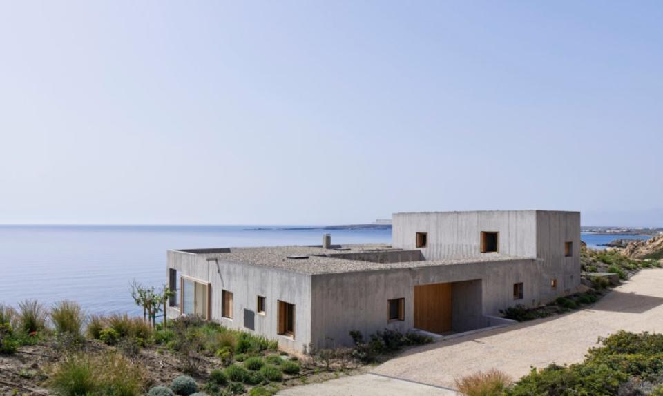 <p>El tejado de la casa está cubierto con grava para que no choque con el acantilado rocoso.<br>Foto: Yiorgos Kordakis, Åke E:son Lindman/<a rel="nofollow noopener" href="http://www.ooakarchitects.com/" target="_blank" data-ylk="slk:OOAK Architects;elm:context_link;itc:0;sec:content-canvas" class="link ">OOAK Architects</a> </p>