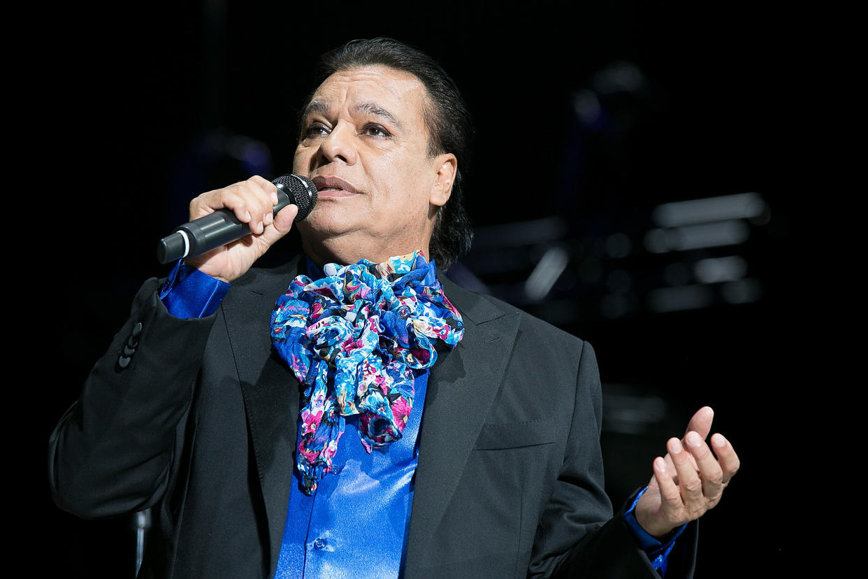 Juan Gabriel at one of&nbsp;his final concerts at&nbsp;The Forum on Aug.&nbsp;26. (Photo: Gabriel Olsen via Getty Images)