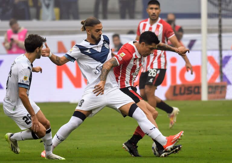 Enzo Pérez cubre la pelota ante el cruce de Vecino durante la final que Estudiantes le ganó a Vélez por penales