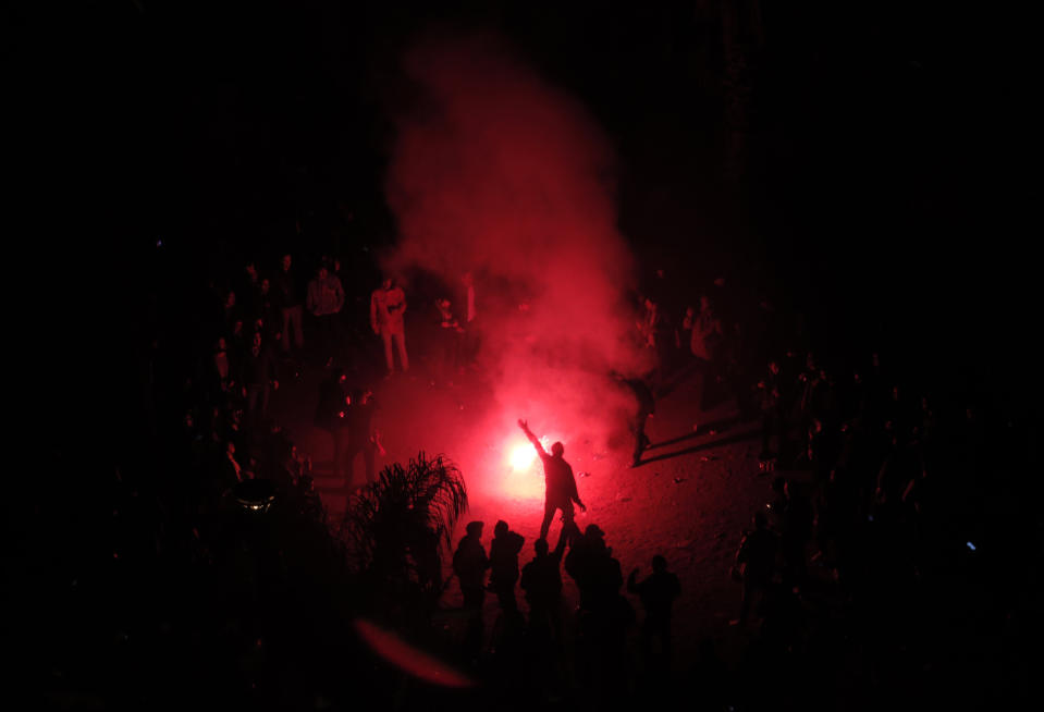 Manifestantes a favor de la independencia catalana de España y aficionados del Barcelona prenden luces de bengala al congregarse afuera del Camp Nou previo al clásico de La Liga española entre Barcelona y Real Madrid, el miércoles 18 de diciembre de 2019, en Barcelona. (AP Foto/Joan Mateu)