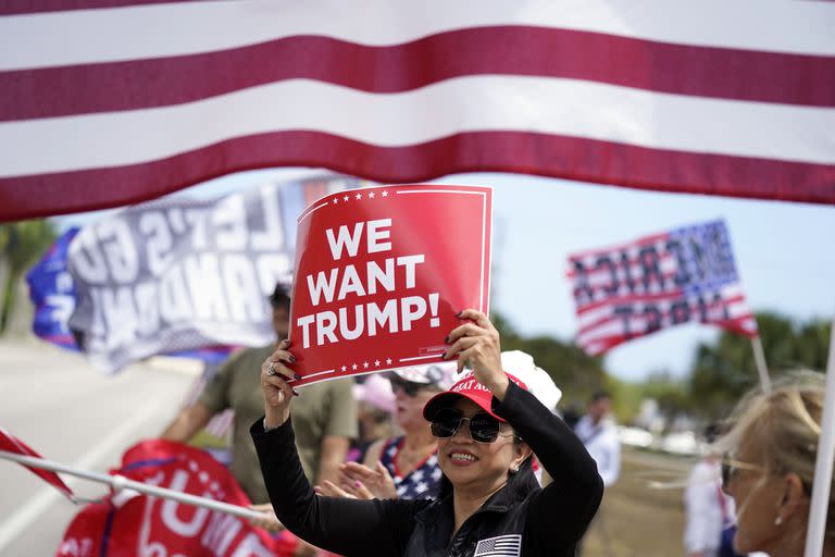 Simpatizantes de Trump se manifiestan frente a su mansión en Florida