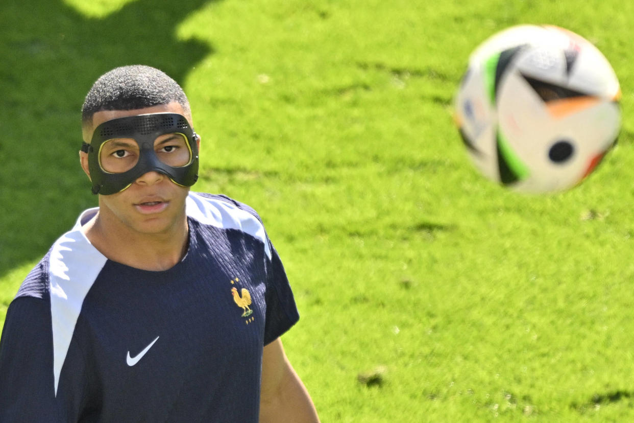 Kylian Mbappé avec son masque de protection pour son nez cassé, le 25 juin 2024.