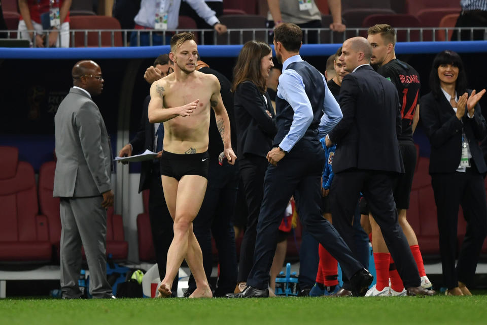 Ivan Rakitic hat einfach seine Klamotten an Fans verschenkt (Bild: Getty Images)