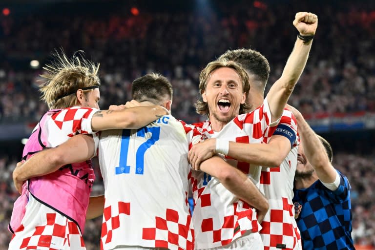 El mediocampista croata Luka Modric (centro) celebra con sus compañeros después de ganar la semifinal de la Liga de las Naciones contra Holanda (JOHN THYS)