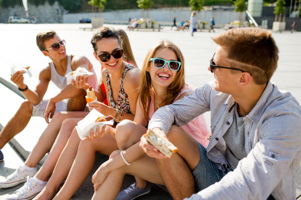 <p>Fressfreunde werden hier auf den Geschmack kommen. Mitten in der Frankfurter Innenstadt, nahe der U-Bahnstation Hauptwache, bieten vom 4. bis 6. August mehrere Buden Köstlichkeiten aus aller Welt an. Ob Burger oder Curry – hier ist für jeden etwas dabei. Der Eintritt für das dreitägige Schlemmerfest ist kostenlos. (Bild: ddp Images) </p>