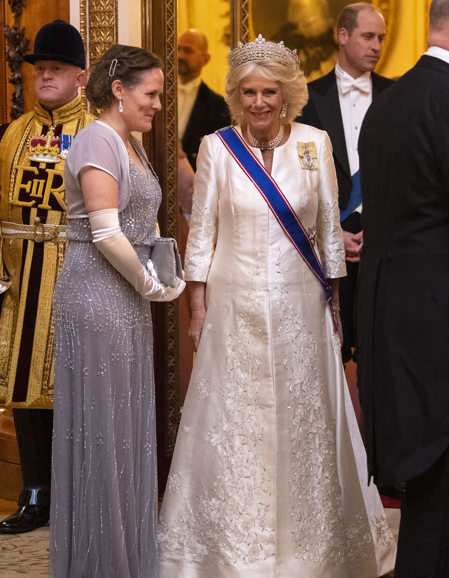 <a href="https://www.elle.fr/People/La-vie-des-people/News/Kate-Middleton-sublime-en-robe-noire-pour-une-soiree-a-Buckingham-Palace#xtor=AL-541" rel="nofollow noopener" target="_blank" data-ylk="slk:Voir la suite des photos sur ELLE.fr;elm:context_link;itc:0;sec:content-canvas" class="link ">Voir la suite des photos sur ELLE.fr</a><br><h3> A lire aussi </h3><ul><li><a href="https://www.elle.fr/People/La-vie-des-people/News/Kate-Middleton-et-le-prince-William-leur-grande-inquietude-pour-George-Charlotte-et-Louis-3828290#xtor=AL-541" rel="nofollow noopener" target="_blank" data-ylk="slk:Kate Middleton et le prince William : leur grande inquiétude pour George, Charlotte et Louis;elm:context_link;itc:0;sec:content-canvas" class="link ">Kate Middleton et le prince William : leur grande inquiétude pour George, Charlotte et Louis</a></li><li><a href="https://www.elle.fr/People/La-vie-des-people/News/En-pleine-crise-royale-Kate-Middleton-plus-proche-que-jamais-de-la-reine-d-Angleterre-3828157#xtor=AL-541" rel="nofollow noopener" target="_blank" data-ylk="slk:En pleine crise royale, Kate Middleton plus proche que jamais de la reine d’Angleterre;elm:context_link;itc:0;sec:content-canvas" class="link ">En pleine crise royale, Kate Middleton plus proche que jamais de la reine d’Angleterre</a></li><li><a href="https://www.elle.fr/People/La-vie-des-people/News/Kate-Middleton-enceinte-cet-indice-qui-seme-le-trouble-3827973#xtor=AL-541" rel="nofollow noopener" target="_blank" data-ylk="slk:Kate Middleton enceinte : cet "indice" qui sème le trouble;elm:context_link;itc:0;sec:content-canvas" class="link ">Kate Middleton enceinte : cet "indice" qui sème le trouble</a></li><li><a href="https://www.elle.fr/People/La-vie-des-people/News/Kate-Middleton-au-sujet-de-son-fils-Louis-Il-veut-venir-partout-avec-moi-3827836#xtor=AL-541" rel="nofollow noopener" target="_blank" data-ylk="slk:Kate Middleton au sujet de son fils Louis : « Il veut venir partout avec moi ! »;elm:context_link;itc:0;sec:content-canvas" class="link ">Kate Middleton au sujet de son fils Louis : « Il veut venir partout avec moi ! »</a></li><li><a href="https://www.elle.fr/Astro/Horoscope/Quotidien#xtor=AL-541" rel="nofollow noopener" target="_blank" data-ylk="slk:Consultez votre horoscope sur ELLE;elm:context_link;itc:0;sec:content-canvas" class="link ">Consultez votre horoscope sur ELLE</a></li></ul>