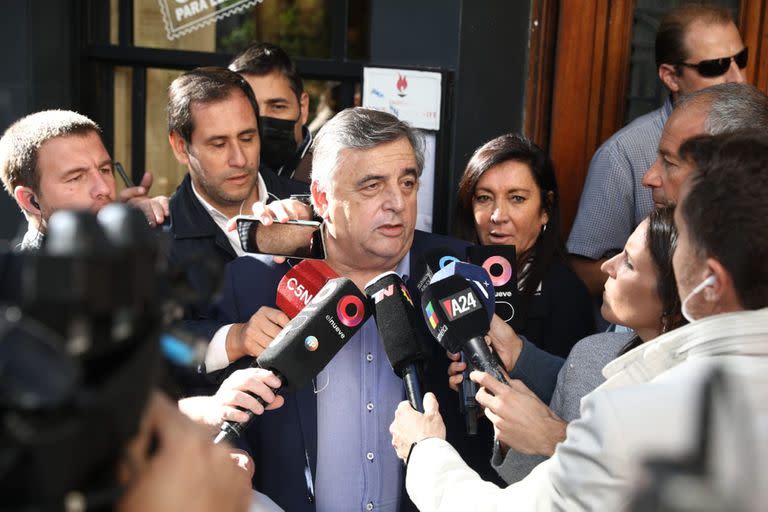 Mario Negri con la prensa después de la reunión de Juntos por el cambio en Recoleta